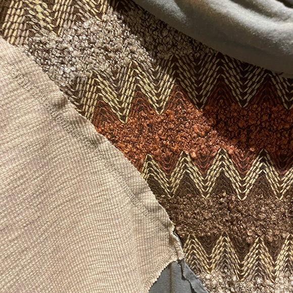 Pol hooded festival wear. Lightweight neutral colors - Picture 9 of 11